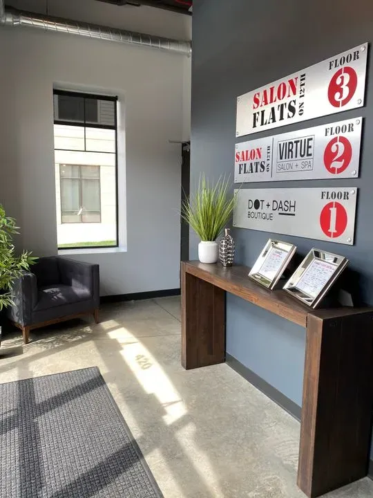 https://cdn.salonspotlight.com/photos/iK92hg1WNakqGPsfe1na/817eac79-4a5e-40eb-90f7-d93b746ad247_720x720