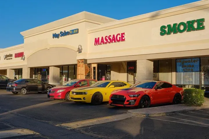 https://cdn.salonspotlight.com/photos/iKwyija6zGCcNqF7vDv3/1c6aff3d-472c-4176-a7b4-440e4a2b984a_720x720