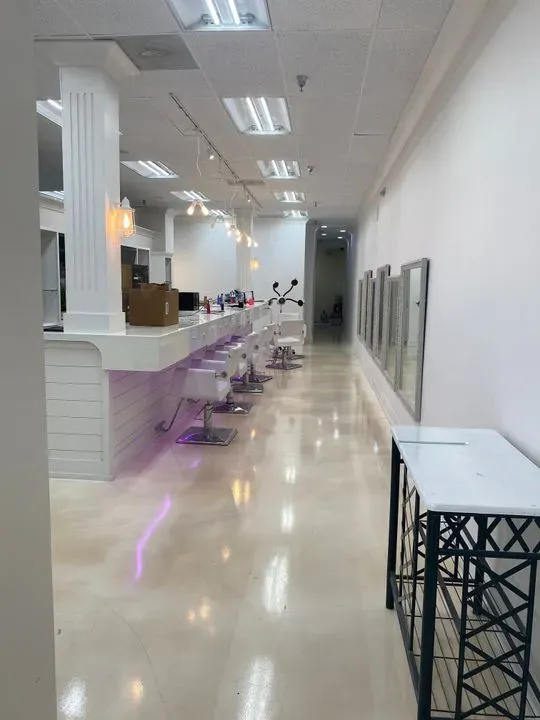 https://cdn.salonspotlight.com/photos/iMlf4ZrloHKBk2B9nbBT/1b6cca91-5994-4409-8dd8-ab5a0d92d90e_720x720