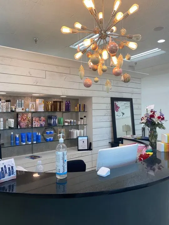 https://cdn.salonspotlight.com/photos/iMlf4ZrloHKBk2B9nbBT/a2810773-19c3-4952-b71d-cb579927ec33_720x720
