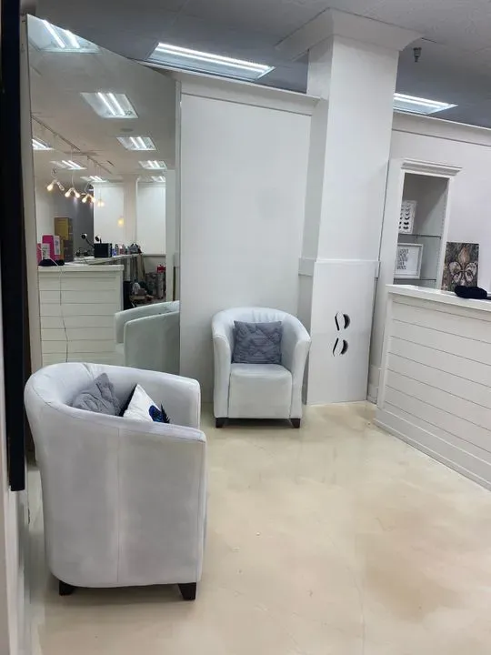 https://cdn.salonspotlight.com/photos/iMlf4ZrloHKBk2B9nbBT/a6aa3ba9-3a51-4f00-9642-4f052fa28278_720x720