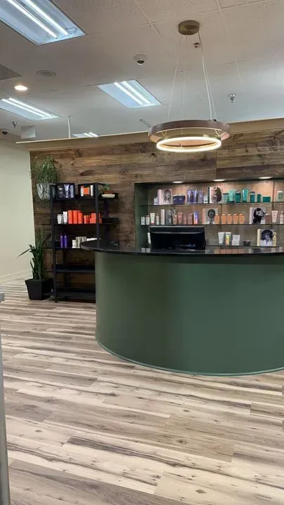 https://cdn.salonspotlight.com/photos/iMlf4ZrloHKBk2B9nbBT/df5ab71a-7db6-4ad4-8287-7414668e7e55_720x720