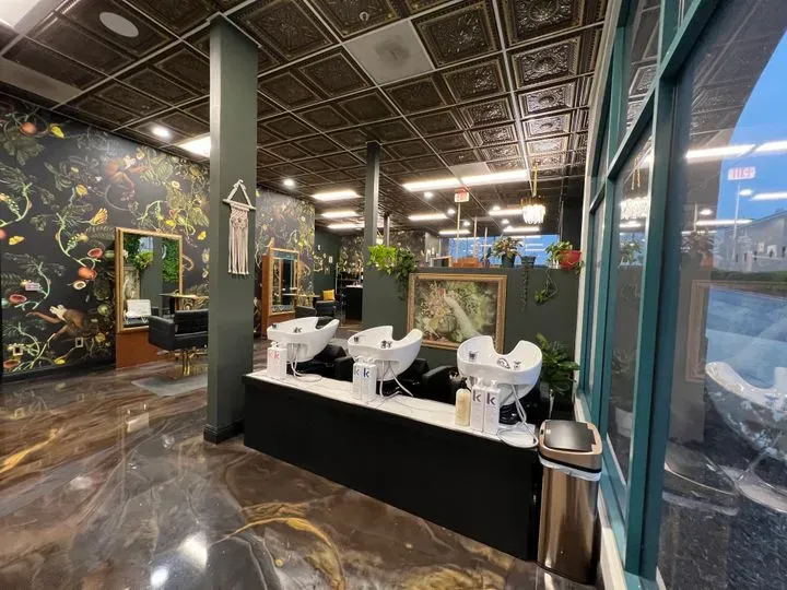 https://cdn.salonspotlight.com/photos/iNR2vD3QuhTJdekN1CnN/a69cf92c-6e31-4dcc-952e-53fe719f25b0_720x720