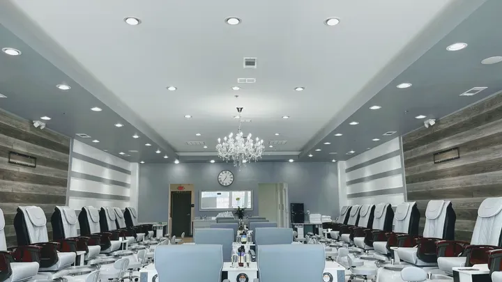 https://cdn.salonspotlight.com/photos/iOqiB1DGPJ1cghpfUISu/a42ea045-ad21-472e-94d7-3dd1a1ab6cfb_720x720