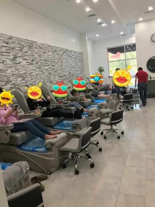 https://cdn.salonspotlight.com/photos/iQliZMQJ7gdDSKdEWUIA/7f13467b-6e19-49ba-a9f3-0c2bb5c32078_720x720