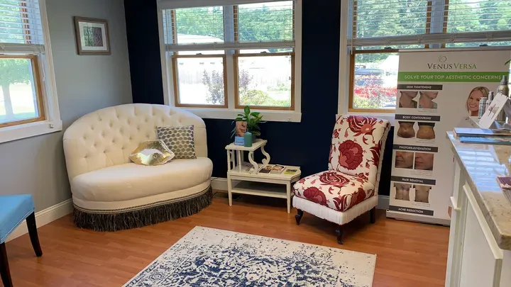 https://cdn.salonspotlight.com/photos/iQwvWGw87srq5howSFgO/47612df1-7817-4510-a279-67079ae43204_720x720