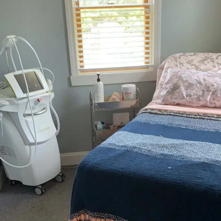 https://cdn.salonspotlight.com/photos/iQwvWGw87srq5howSFgO/74cb9d80-11f7-407e-ab17-010ac6d3f0e9_720x720