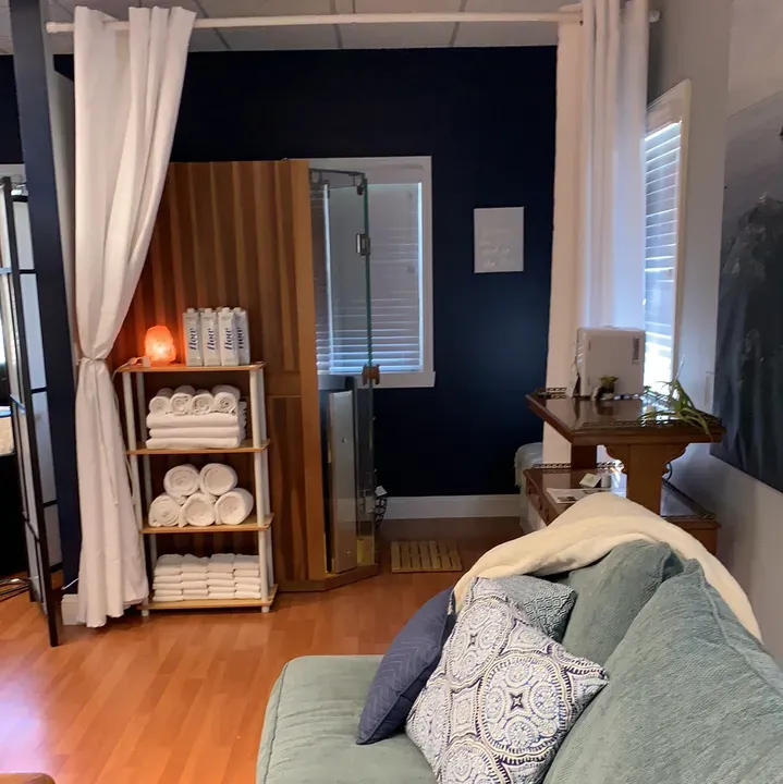 https://cdn.salonspotlight.com/photos/iQwvWGw87srq5howSFgO/aca12742-18b3-4df3-b7f9-7764472d480f_720x720