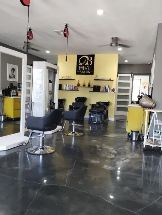 https://cdn.salonspotlight.com/photos/iSq5rJ3vv1XuL8ia0N3U/77ad2bcc-e741-4768-8a05-778656f84ab6_720x720