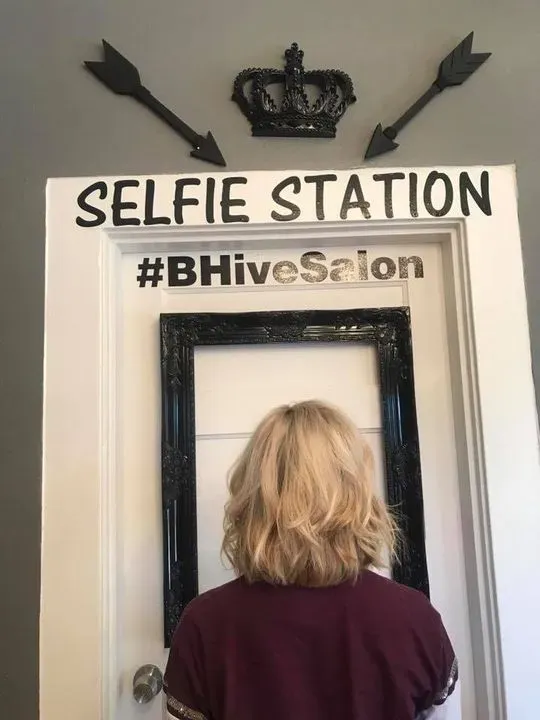 https://cdn.salonspotlight.com/photos/iSq5rJ3vv1XuL8ia0N3U/8e352b81-3c00-4c56-a9f9-5f743f2eb3c4_720x720