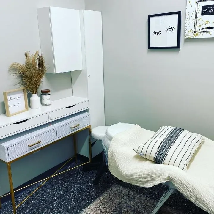 https://cdn.salonspotlight.com/photos/iTq3lpE4fOWbgPfype7u/52e5fa0c-8bb8-4759-b9ec-f94bd9ee486a_720x720