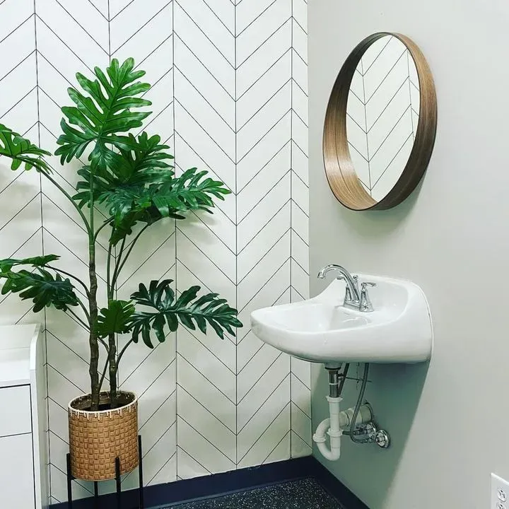 https://cdn.salonspotlight.com/photos/iTq3lpE4fOWbgPfype7u/8e55f3ce-8dc9-45ac-a2d2-e56f68e6e993_720x720