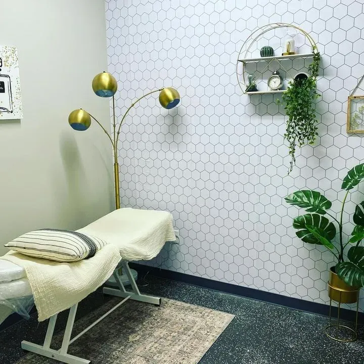 https://cdn.salonspotlight.com/photos/iTq3lpE4fOWbgPfype7u/9b49126c-cff0-41df-990a-27dcd35d8d06_720x720