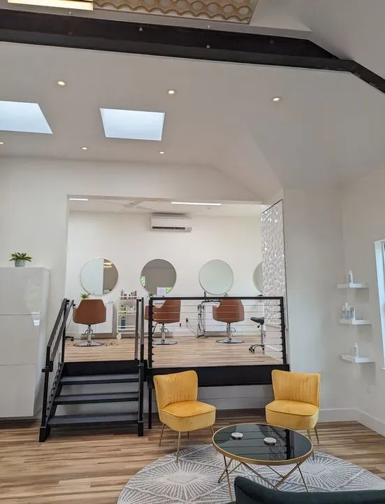 https://cdn.salonspotlight.com/photos/iWyjZjgNim7vC6I8vLky/5cc4b163-dadd-4e1c-9ed9-31bffceb0bca_720x720