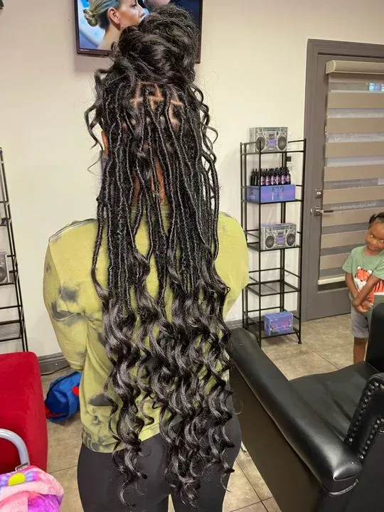 https://cdn.salonspotlight.com/photos/iXVbeAFUbOwQnSICw89I/75320ae0-306e-4d55-978f-ce1e992d209f_720x720