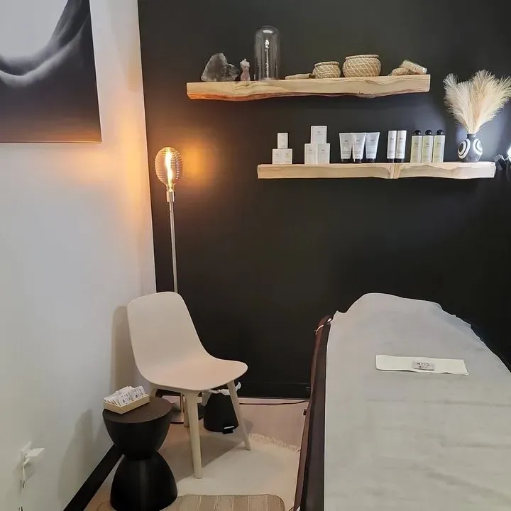 https://cdn.salonspotlight.com/photos/iYEsj3yC1fwLD7ucVeux/6a9c6e0f-90b2-4c9d-9d75-5fb9602db403_720x720