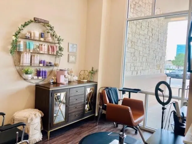 https://cdn.salonspotlight.com/photos/igcKOY9MoImBOhkzqO49/3b4cee5d-4c66-4a53-bc34-34bd485325a3_720x720