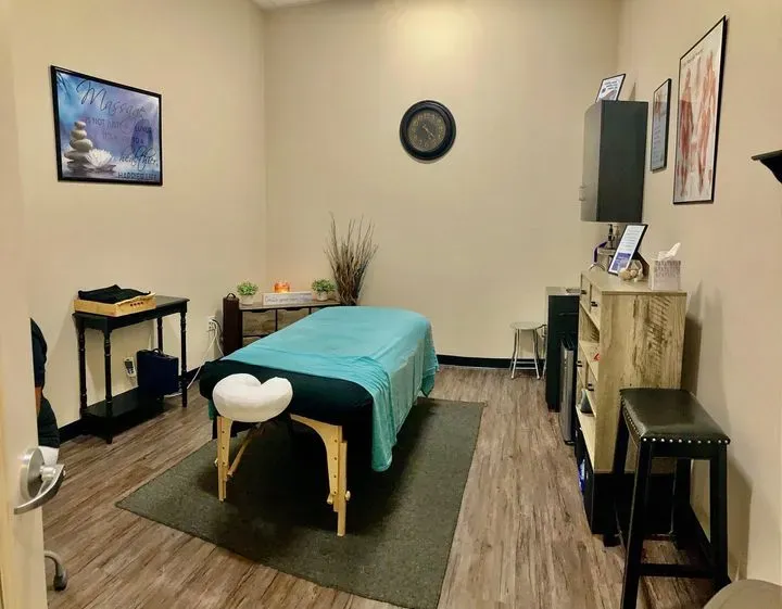 https://cdn.salonspotlight.com/photos/igcKOY9MoImBOhkzqO49/592cb627-1427-46f9-b133-1396414f1094_720x720