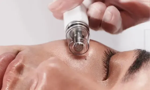 https://cdn.salonspotlight.com/photos/iizFpKFfjQymdbk6viuo/b194d4f6-637b-450a-9928-b5d6b10896f1_720x720