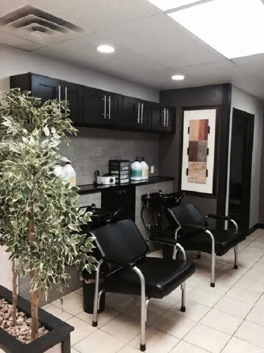 https://cdn.salonspotlight.com/photos/imUCHiRKy27Ek33mRWk7/72f9ab01-1d5c-4cd1-b2eb-5ca923f5bd97_720x720