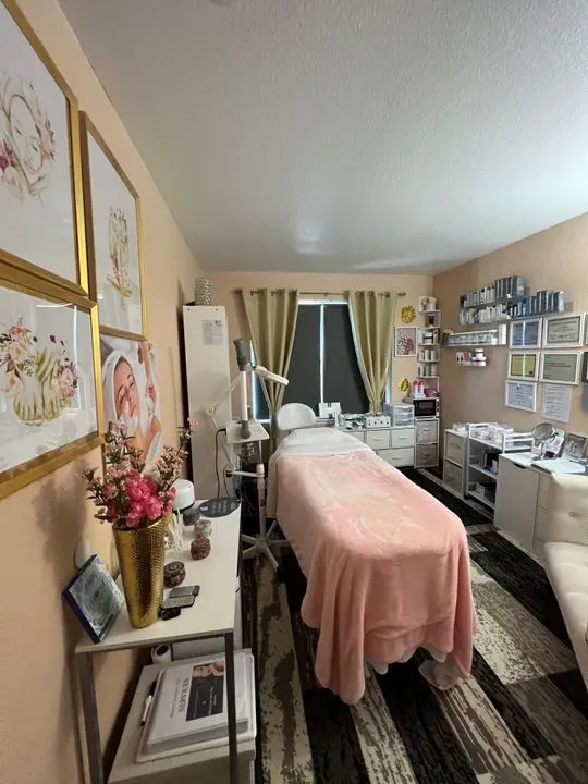 https://cdn.salonspotlight.com/photos/io74Wb7wZny33josrCJU/a3b71545-cb8c-46b3-b616-02742d44ba75_720x720