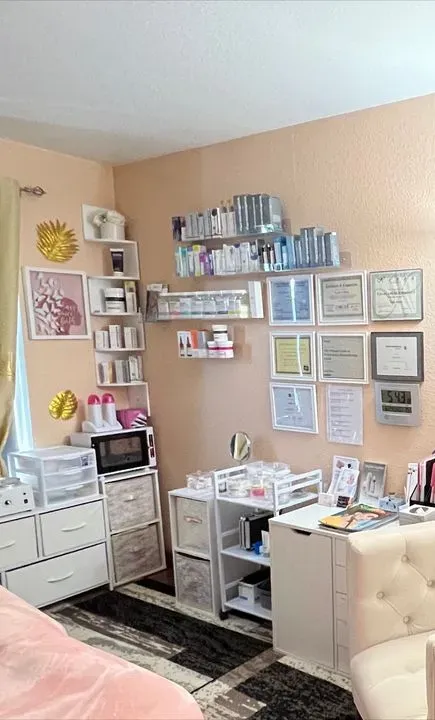 https://cdn.salonspotlight.com/photos/io74Wb7wZny33josrCJU/da575323-1814-4bea-82e5-34123be2f3e0_720x720