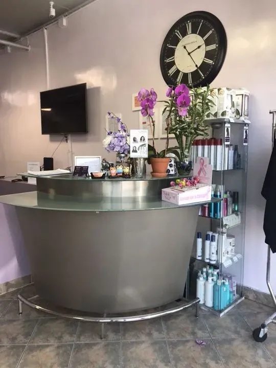 https://cdn.salonspotlight.com/photos/iq6sFMVd1IZiQnXOlWhQ/2e9dff36-97e3-477b-9840-ee6655ff8b4e_720x720