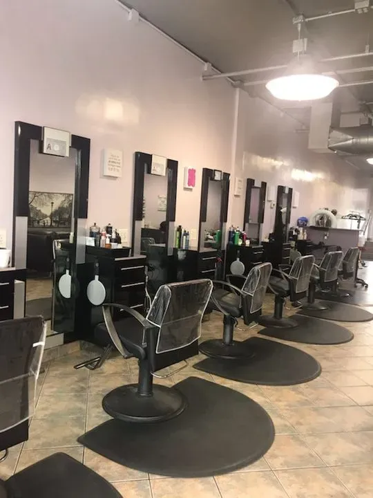 https://cdn.salonspotlight.com/photos/iq6sFMVd1IZiQnXOlWhQ/6f7ee235-f998-4ae3-b186-ca769e39ac93_720x720