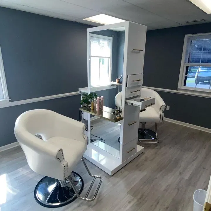 https://cdn.salonspotlight.com/photos/iqdzsrM4Z4Wxw41YxgUy/fcbf5917-9cce-48af-bb70-8ea21108b991_720x720