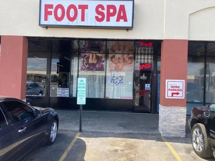 https://cdn.salonspotlight.com/photos/isAxMEvYiooSTGAYkGWE/25deda4c-df6c-464e-991d-2a6e3e47bf40_720x720