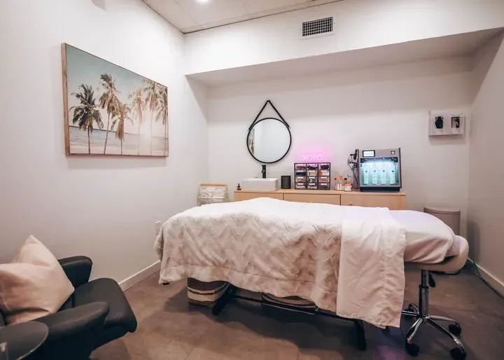 https://cdn.salonspotlight.com/photos/ismXsovr7HezxOQ9NYdL/1551a466-3772-427e-9578-56e355b85193_720x720