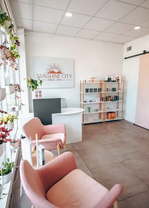 https://cdn.salonspotlight.com/photos/ismXsovr7HezxOQ9NYdL/caf04427-bddf-4a3b-b33e-30660cacefbd_720x720