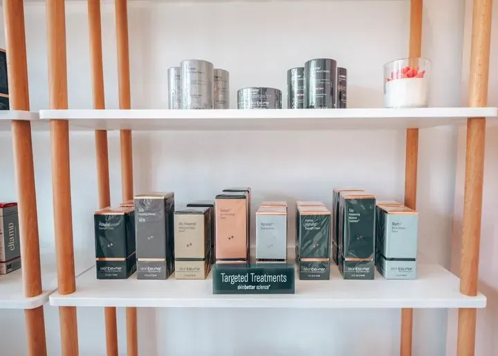 https://cdn.salonspotlight.com/photos/ismXsovr7HezxOQ9NYdL/e1402736-ac01-4e0a-a741-e326eecec959_720x720