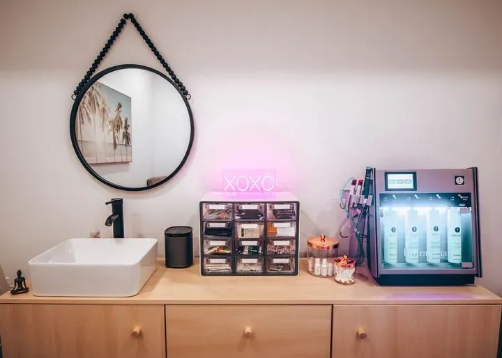 https://cdn.salonspotlight.com/photos/ismXsovr7HezxOQ9NYdL/ebc462c9-0207-40a3-87bc-82e4fe91c3a2_720x720