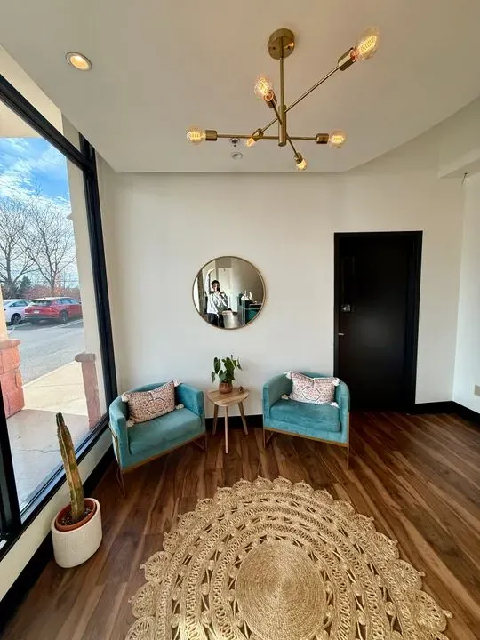 https://cdn.salonspotlight.com/photos/iuaSa3hsgtJ3QklMzwSy/9ef57150-3849-4add-ba34-ef2f1e60a567_720x720
