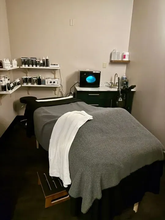 https://cdn.salonspotlight.com/photos/iuaSa3hsgtJ3QklMzwSy/c18d79dd-fd91-4907-bd42-6a90ee0d0fba_720x720