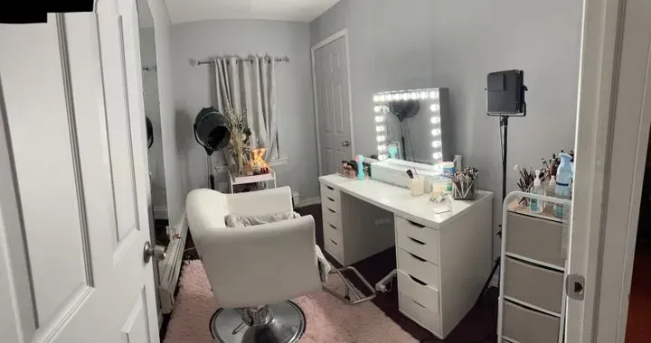 https://cdn.salonspotlight.com/photos/iwuKCgDySXMYjkpvvBLW/67114336-0675-485c-a96c-c937cc14e162_720x720