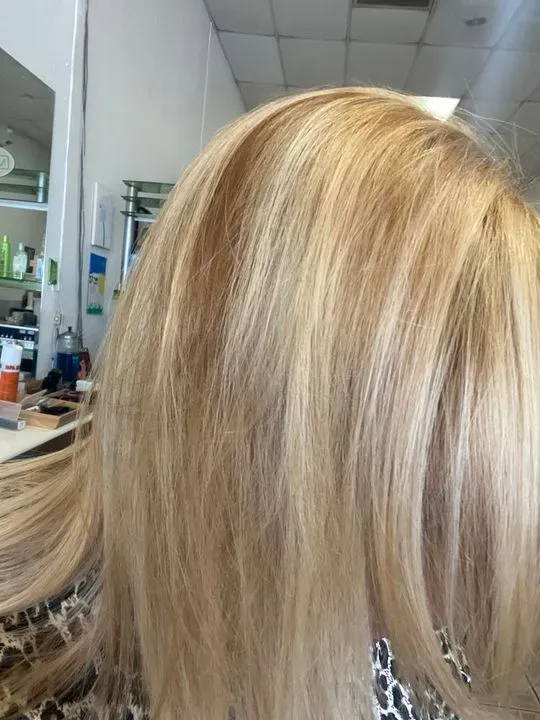 https://cdn.salonspotlight.com/photos/iyIzsj5pUV6VMUOtgPM5/f0ac366e-f93c-442e-9b33-63a58c6f1b1e_720x720
