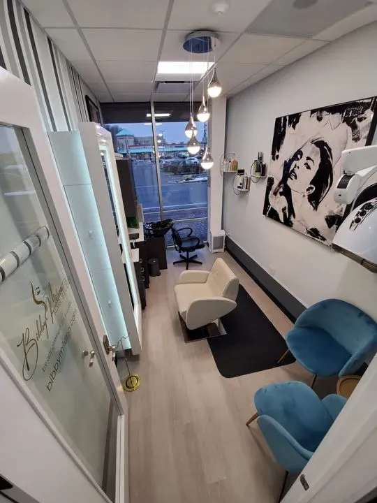 https://cdn.salonspotlight.com/photos/j0rqw2x1w4LzacyaZiDt/3956c469-d83d-48cc-a5a5-e323e4f319fb_720x720