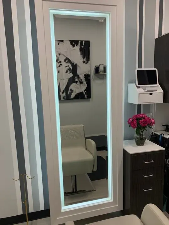 https://cdn.salonspotlight.com/photos/j0rqw2x1w4LzacyaZiDt/ad5e8b2f-9db8-4622-a936-c02768c56726_720x720