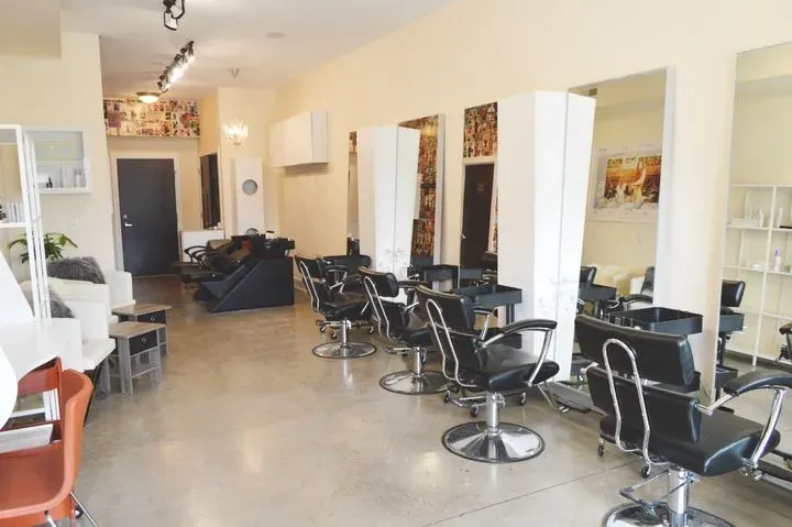 https://cdn.salonspotlight.com/photos/j17NSbPVdQ6FzDVgM9Y4/3114d075-3c48-40d4-847a-65d2f2de8188_720x720