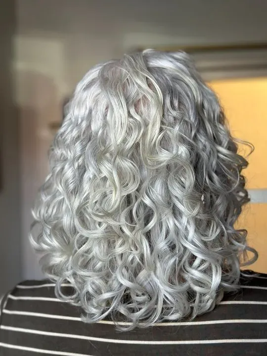 https://cdn.salonspotlight.com/photos/j2Y3cF7L76LabLNveg3X/6bf0c92d-ccc0-49d5-8009-7d26186b5600_720x720