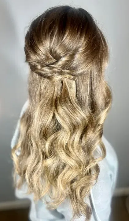 https://cdn.salonspotlight.com/photos/j42MQSjsW5mSDhM8bwnl/8f327d2d-6baf-4c34-aa66-eb4996d17476_720x720