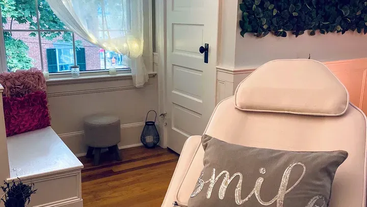 https://cdn.salonspotlight.com/photos/j53BsOJoy7l8j52OffSn/15b0af35-aeda-48de-b2db-4e9700e1f96a_720x720