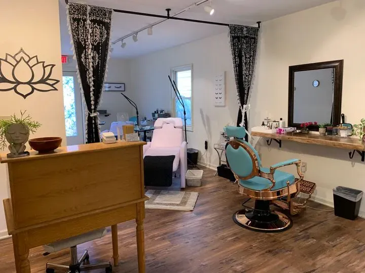 https://cdn.salonspotlight.com/photos/j53BsOJoy7l8j52OffSn/c55a35a6-8347-4711-aeb4-d3c0f2987402_720x720