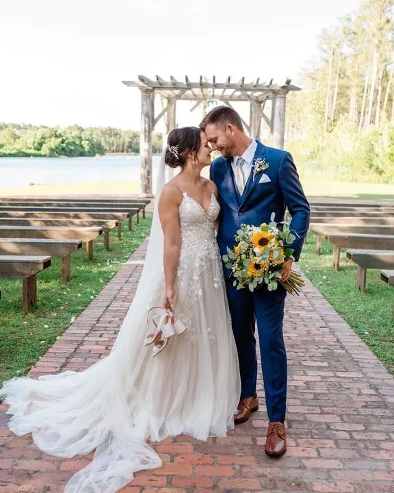 https://cdn.salonspotlight.com/photos/j55XBfZAH8XRh3siNJul/6ca6c6bf-aac8-4e99-820d-55752b601288_720x720