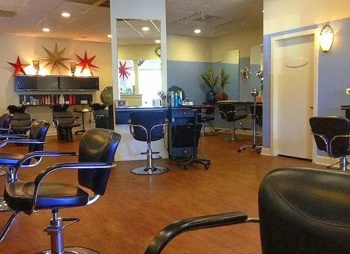 https://cdn.salonspotlight.com/photos/j5SsSex5fVOPVZvt69H6/4ef3c350-6c83-40b2-8c79-aa40b09c24a6_720x720