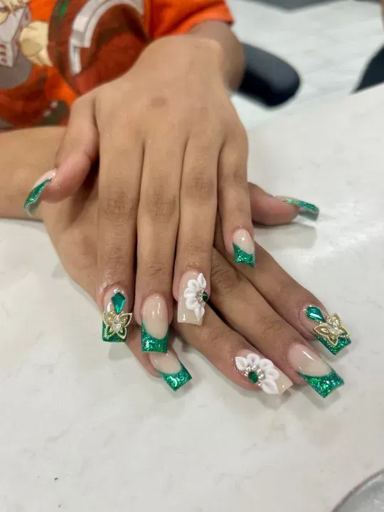 https://cdn.salonspotlight.com/photos/j5X7jbPa0jyCp0KBzF4k/fff98829-49a6-4e02-bab4-1ee934c3a101_720x720