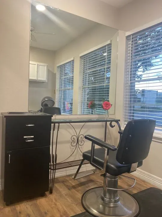 https://cdn.salonspotlight.com/photos/j5pvT0fc1apaAtsEI0SJ/a44a6a6c-cef5-4867-bd1c-d59c77964325_720x720
