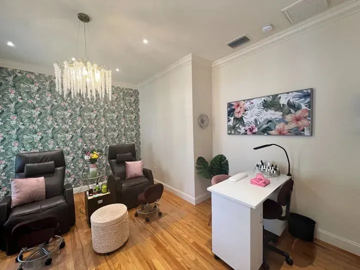 https://cdn.salonspotlight.com/photos/j7CBilXJYcJ6q65sjwpf/5a5bcc75-995f-4451-a76d-9fefb09d445e_720x720